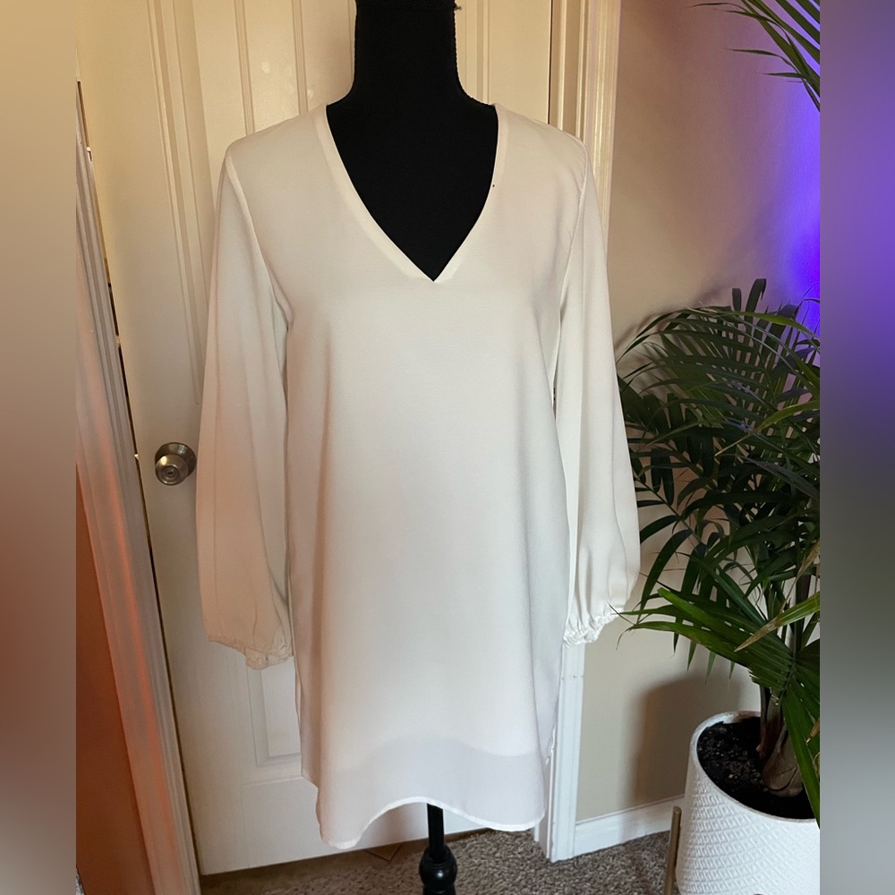 Elegant White V-Neck Dress